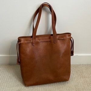 Madewell Medium Drawstring Transport Tote in English Saddle